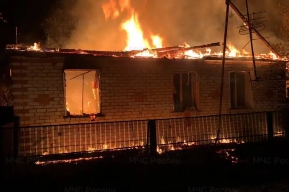На ночном пожаре в брянском поселке Клетня погиб 45-летний мужчина