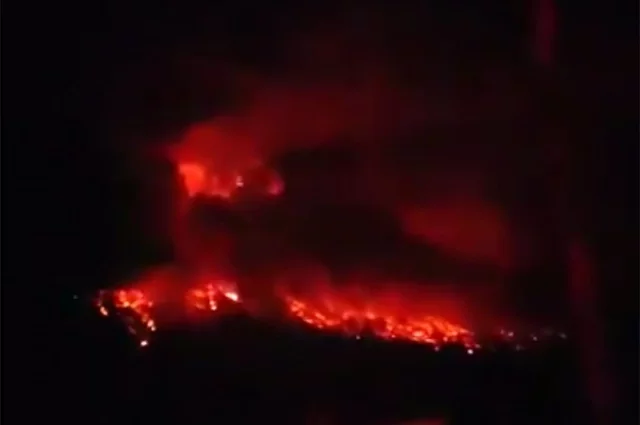 Новое мощное извержение индонезийского вулкана Руанг