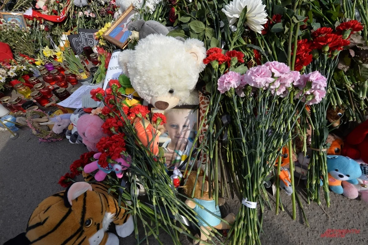 У «Крокус Сити Холла» проходит панихида по жертвам трагедии