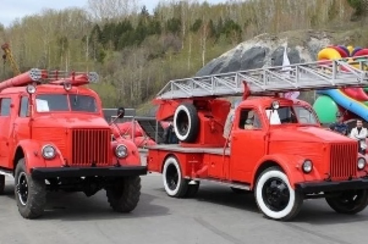 Парад раритетной пожарной техники прошел в Барнауле