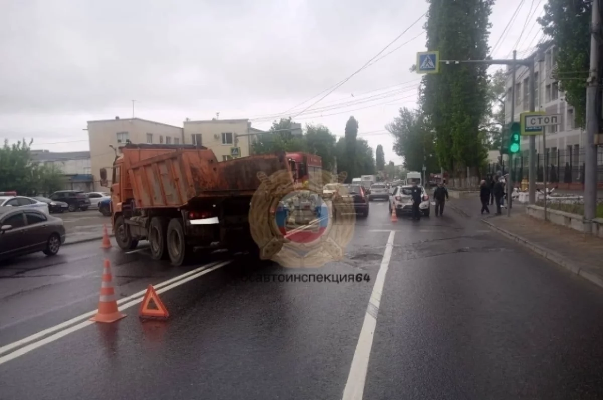 В Саратове женщина попала в больницу после ДТП грузовика с Renault | АиФ  Саратов