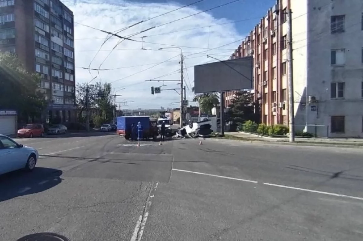 В Ростове иномарка перевернулась на крышу после столкновения с грузовичком
