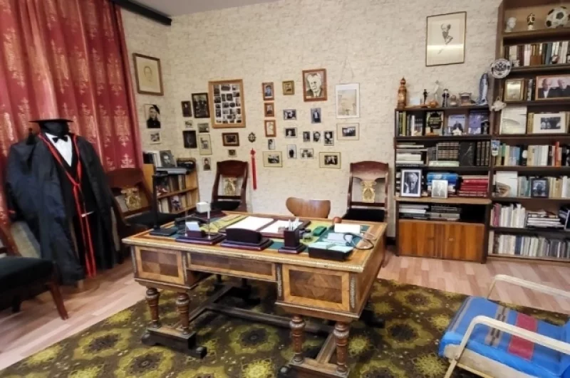 Таким был кабинет Астафьева в его квартире в Академгородке.
