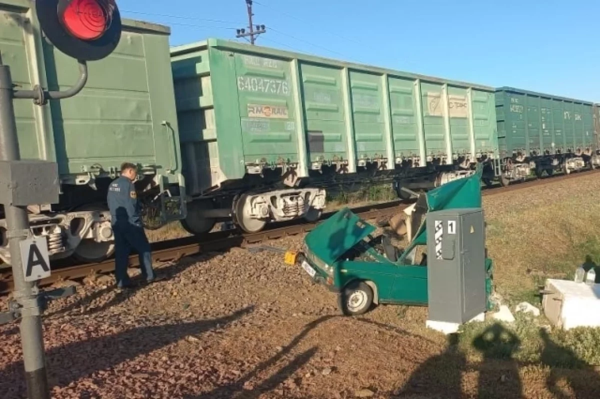 Один человек погиб при столкновении товарного поезда с автомобилем в Крыму