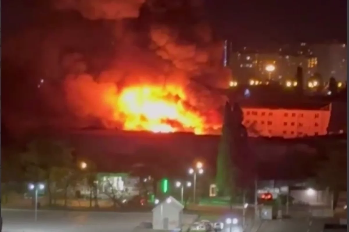 Кадры пожара после мощных ударов по одесским складам появились в Сети