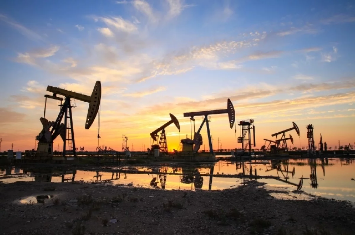 Цена нефти Brent упала ниже $84 за баррель впервые с 14 марта