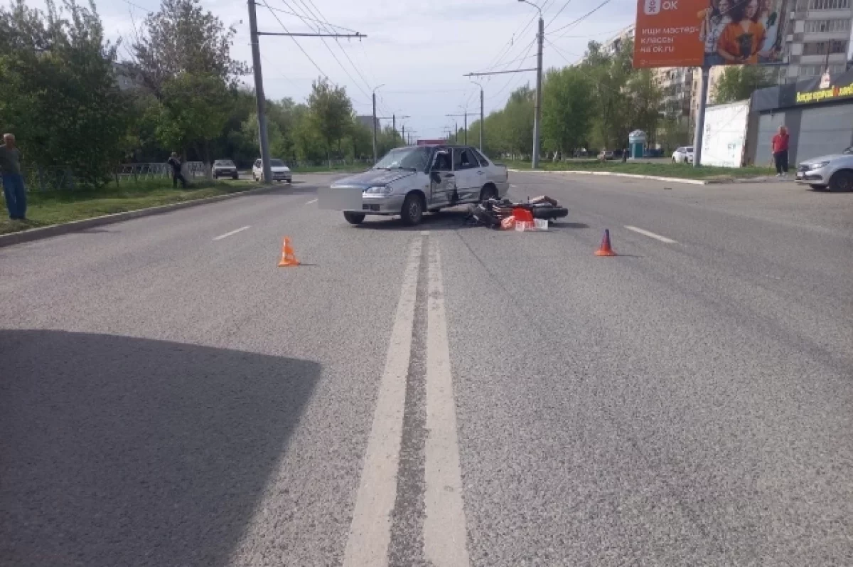 В Оренбурге на ул. Салмышской автомобиль «ВАЗ» сбил мотоциклиста | АиФ  Оренбург