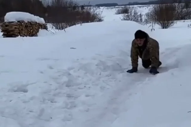 Инвалид в посёлке Свеча вынужден был ползать за водой