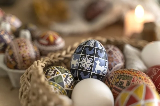 Сегодня в Пасхальное воскресенье на столах можно увидеть яйца самых разных расцветок.