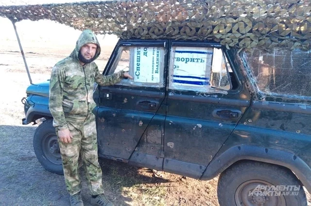 Водитель-доброволец Яков Сигачев с позывным Яд на своём «уазике» лихо завез меня на передовую.