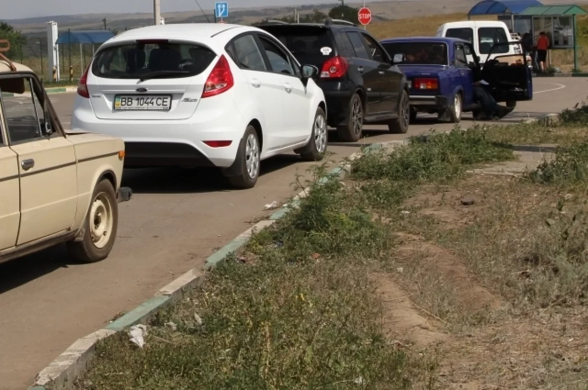 Украинцы оставляют машины на трассе и бегут в Молдавию