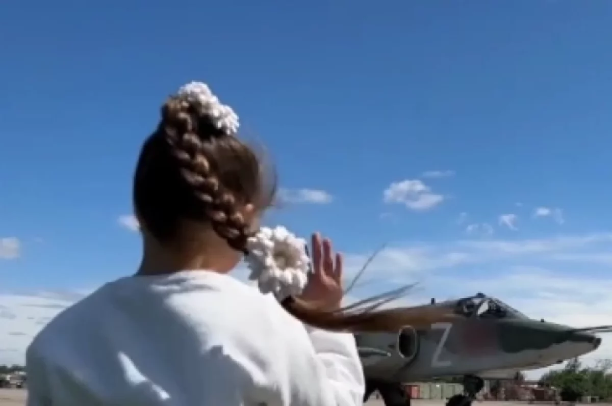 Встречающая летчиков РФ девочка из ДНР хочет познакомиться с Путиным