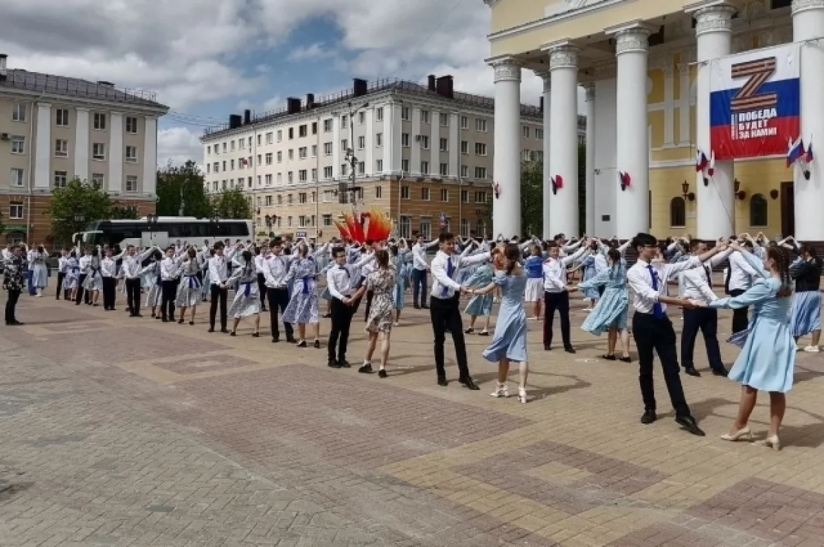 На Театральной площади в Калуге состоялся Вальс Победы | АиФ Калуга