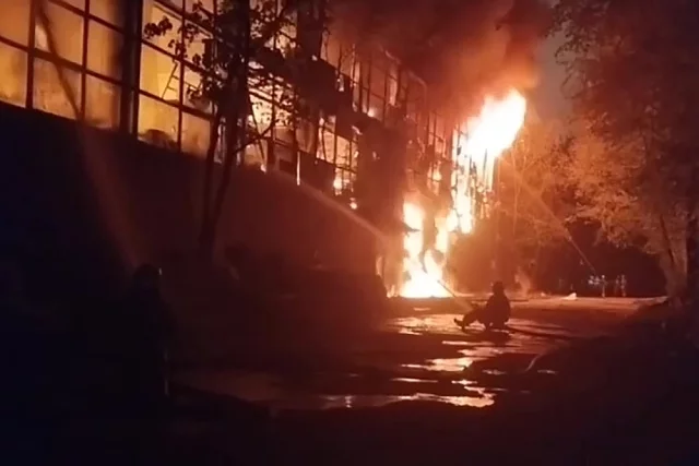 Пожар в Москве на заводе по производству искусственного камня