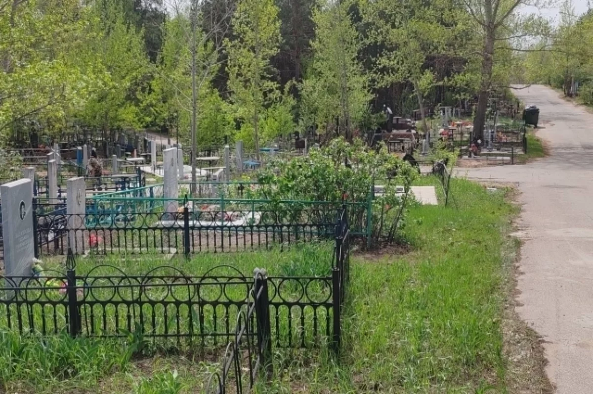 Священник РПЦ Николай рассказал, можно ли вешать фото умерших на памятники