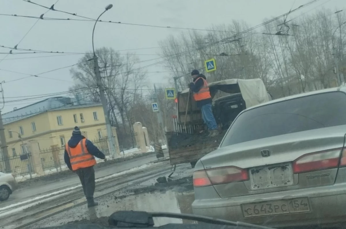 Почти 10 тысяч кв.м. дорог отремонтировали за сутки в Новосибирске | АиФ  Новосибирск