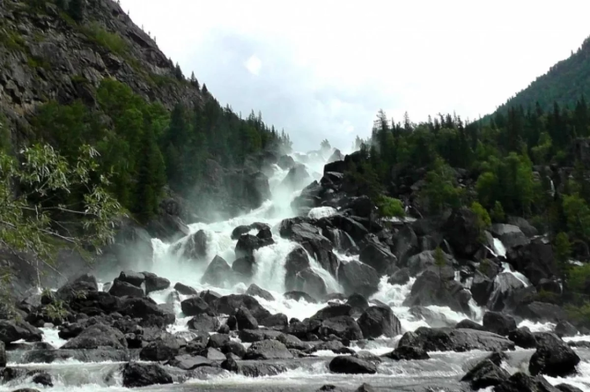 На Алтае до середины июня закрыли посещение водопада Учар