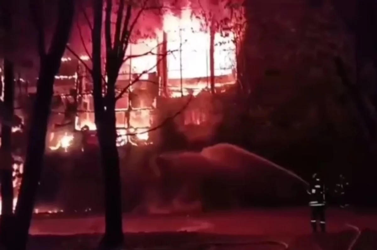 Пожарный пострадал при тушении пожара в здании на востоке Москвы