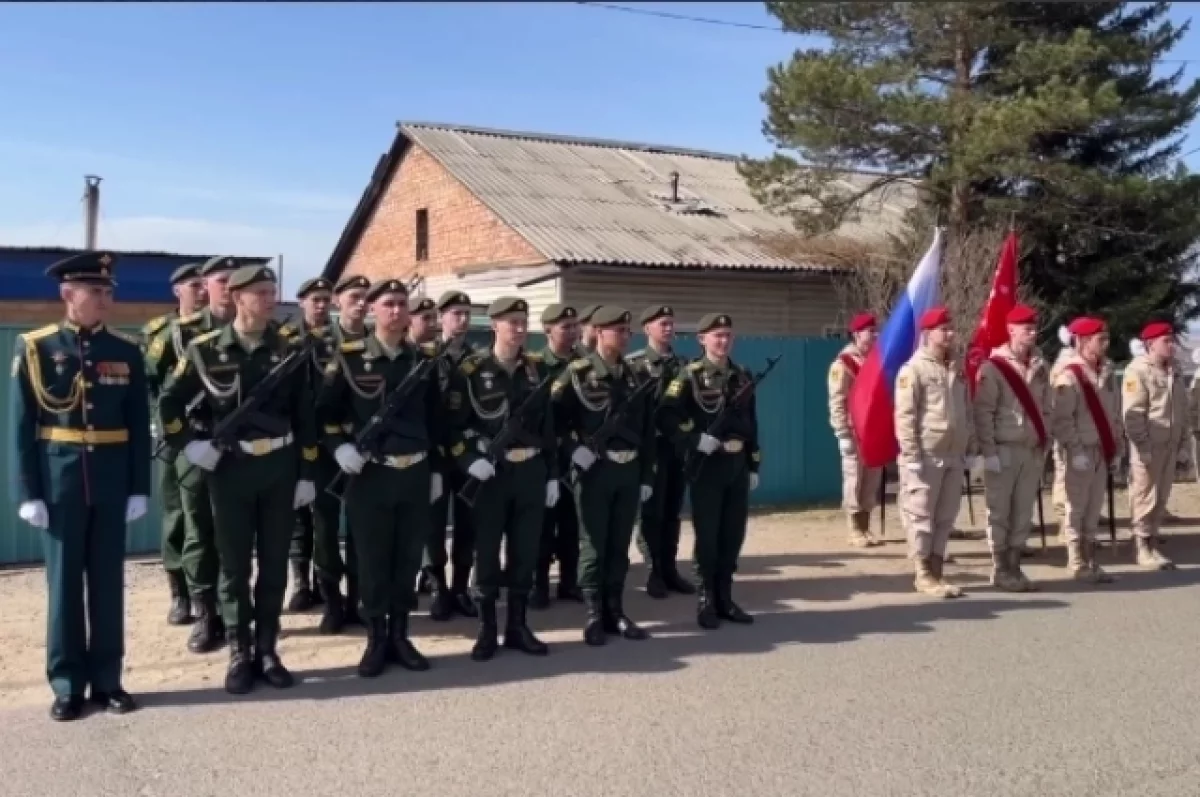 Юнармейцы провели «Парад у дома ветеранов» в Забайкалье | АиФ Чита