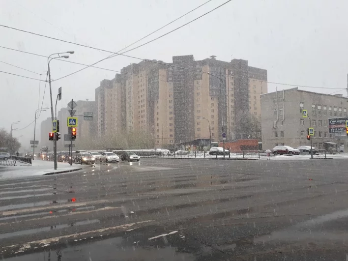 Пересечение ул. Харьковской и Одесской. Снегопад в Тюмени 3 мая 2024 года.
