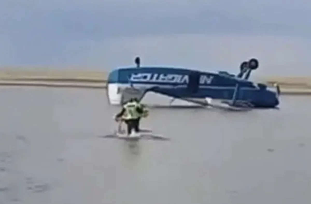 Самолет Ан-2 упал на воду и перевернулся в Казахстане