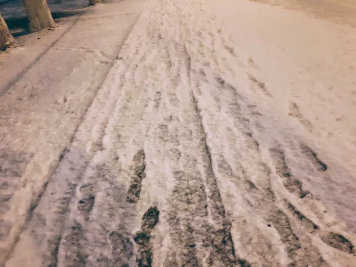 На тротуарах снег. Снегопад в Тюмени 3 мая 2024 года.