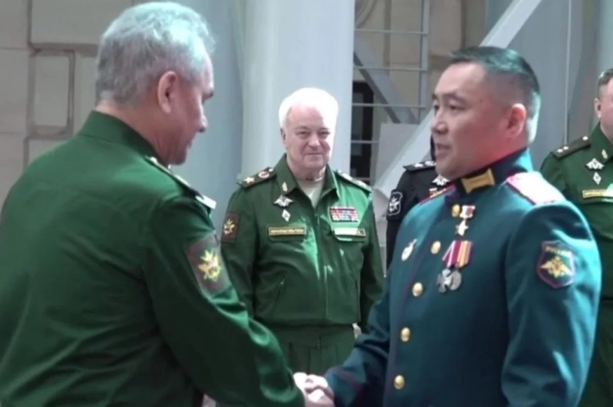 Шойгу вручил отличившимся в зоне СВО военным медали «Золотая Звезда»