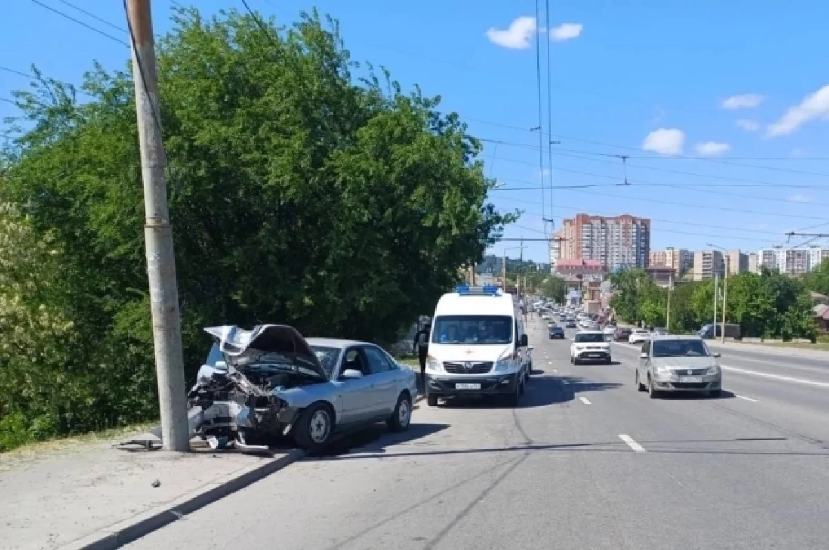 В Ростове водитель Audi врезался в столб и погиб на месте