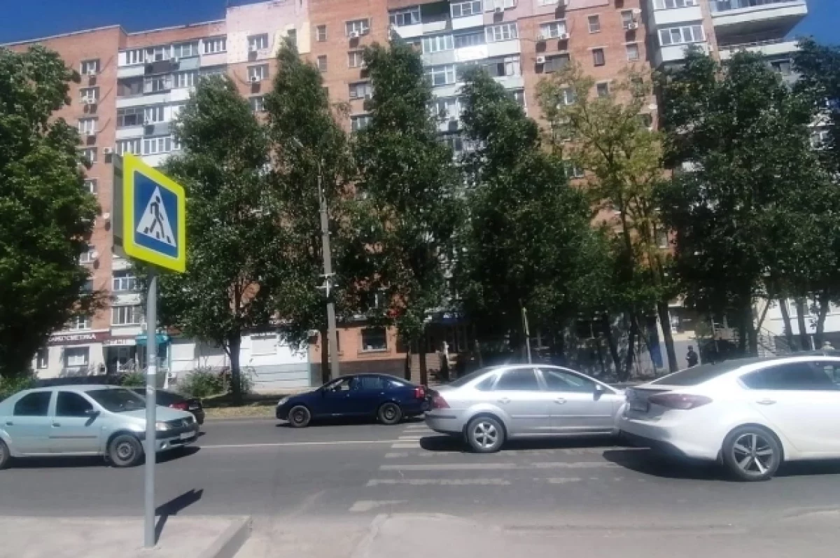 На пешеходном переходе в Ростове водитель на Kia сбил мужчину и женщину