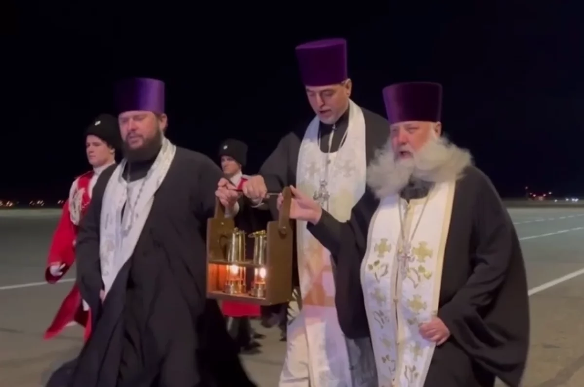 Частицу Благодатного огня доставили из Иерусалима в Россию