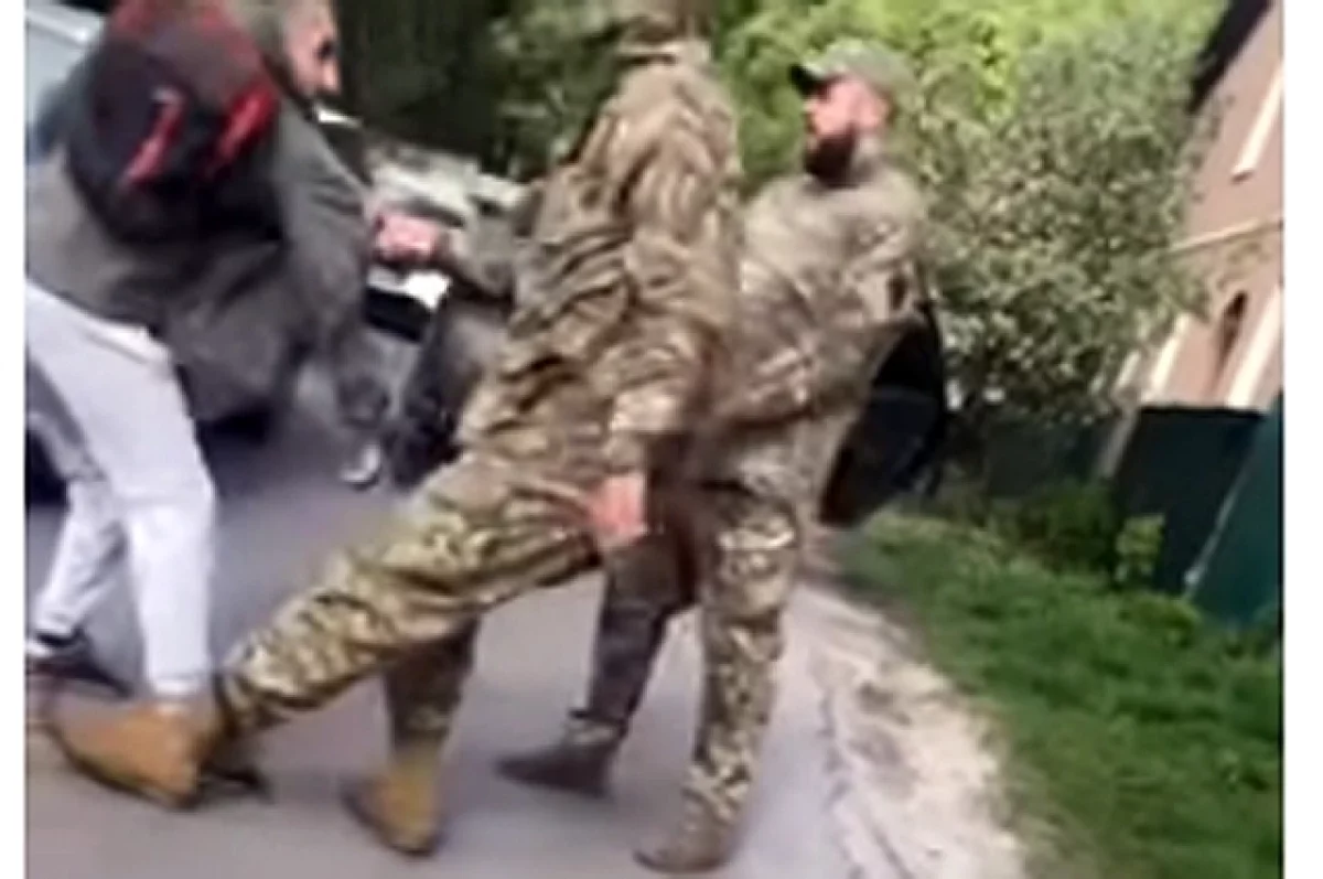 Тащат на убой. На Украине табор штурмовал военкомат, чтоб отбить цыгана