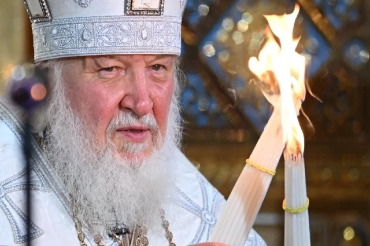 Путин и патриарх Кирилл в храме Христа Спасителя обменялись подарками0