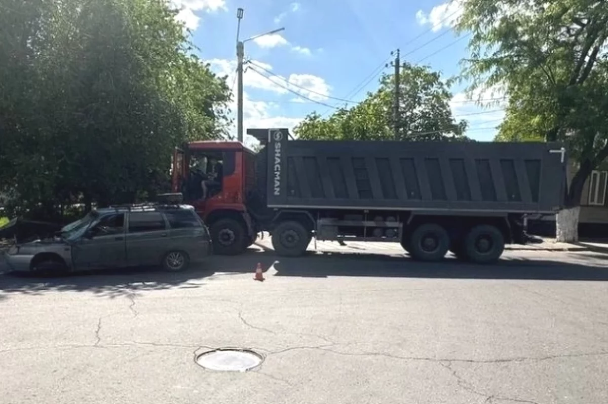 В Новочеркасске в ДТП с самосвалом пострадал 49-летний водитель