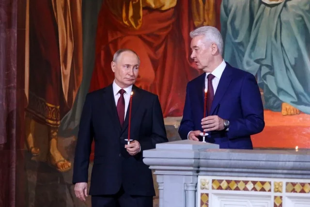 Путин и Собянин на службе в честь Пасхи в храме Христа Спасителя