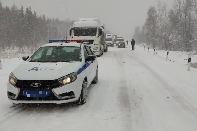 Автомобилистам больше суток пришлось выживать на трассе во время снегопада.