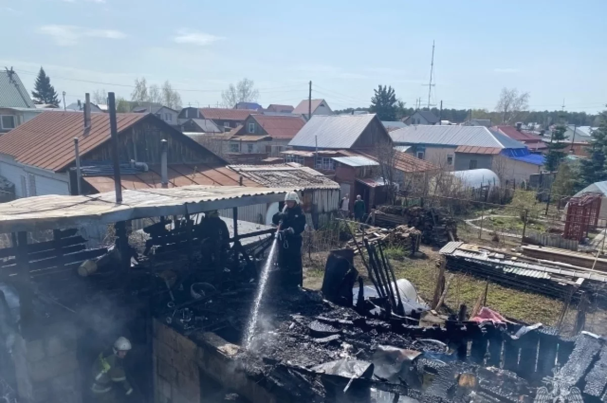 Пострадавшего в пожаре в Барнауле доставили в ожоговый центр