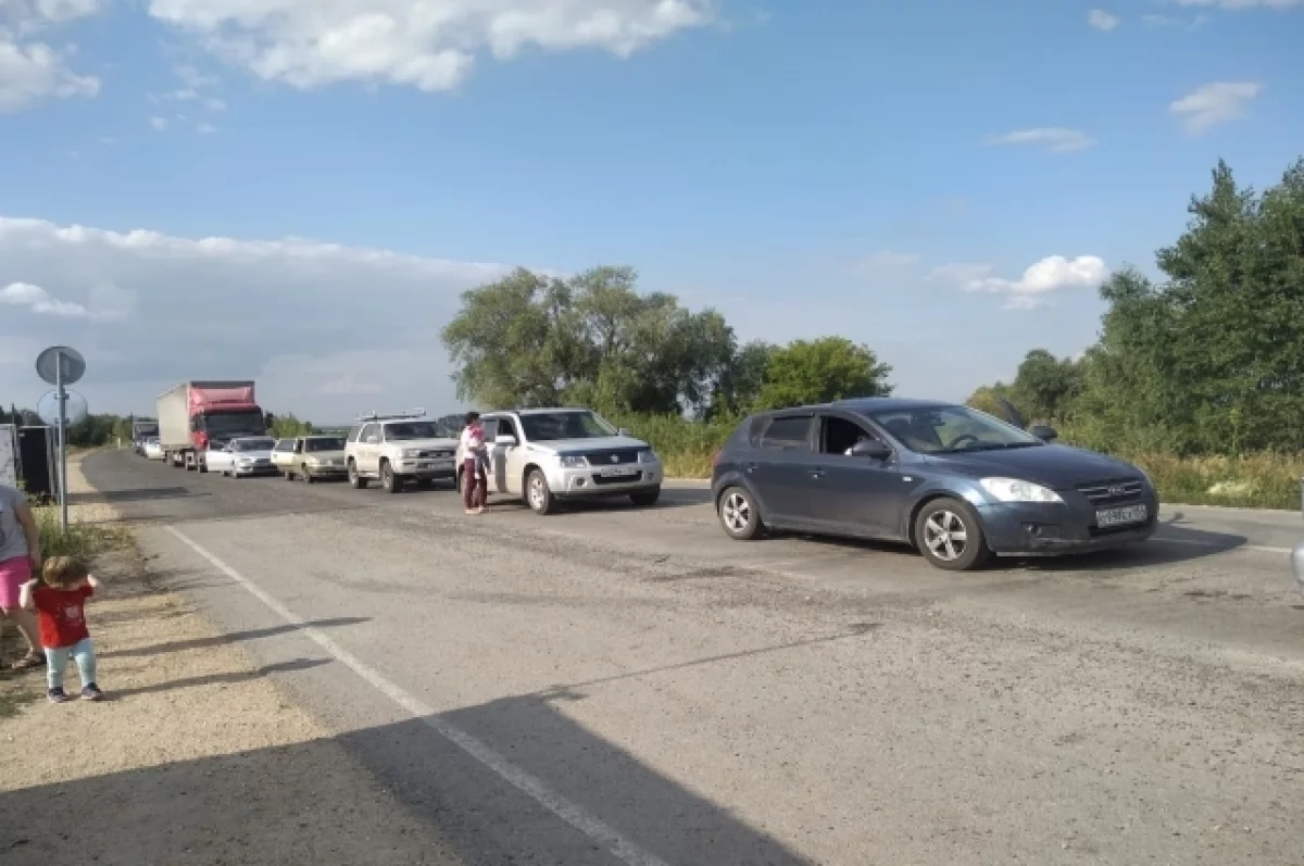 В Киеве признали, что украинцы бегут в Молдавию, бросая машины на трассе