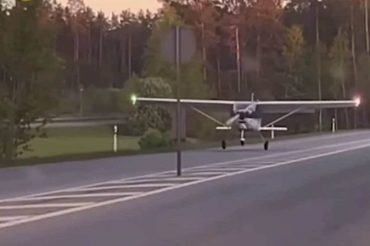 Самолет совершил аварийную посадку прямо на оживленное шоссе в Латвии