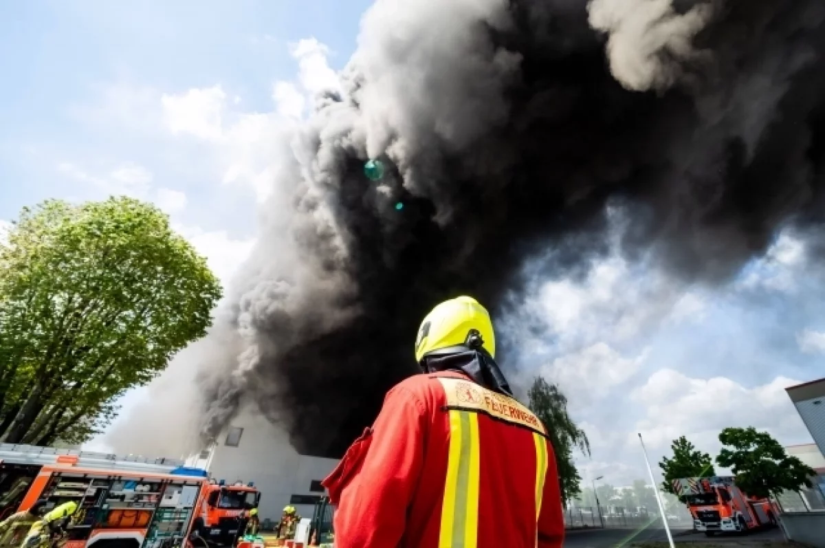 Спасатели продолжают бороться с огнем на берлинском оборонном заводе Diehl