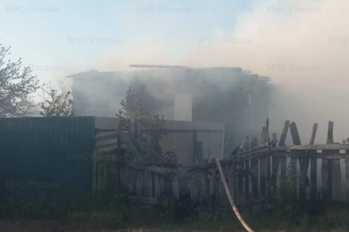В брянском селе Ржаница сгорел частный дом с хозпостройками
