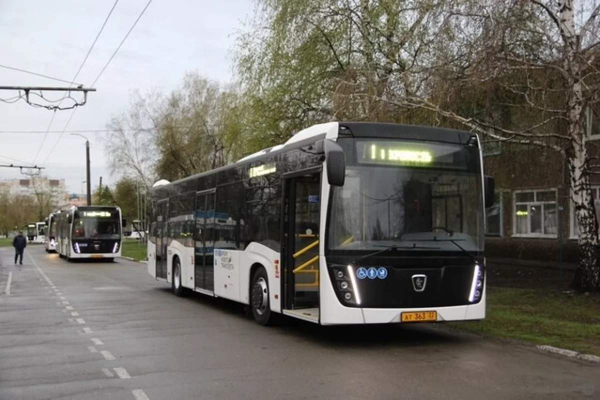 В Барнауле вышли на линию новые автобусы