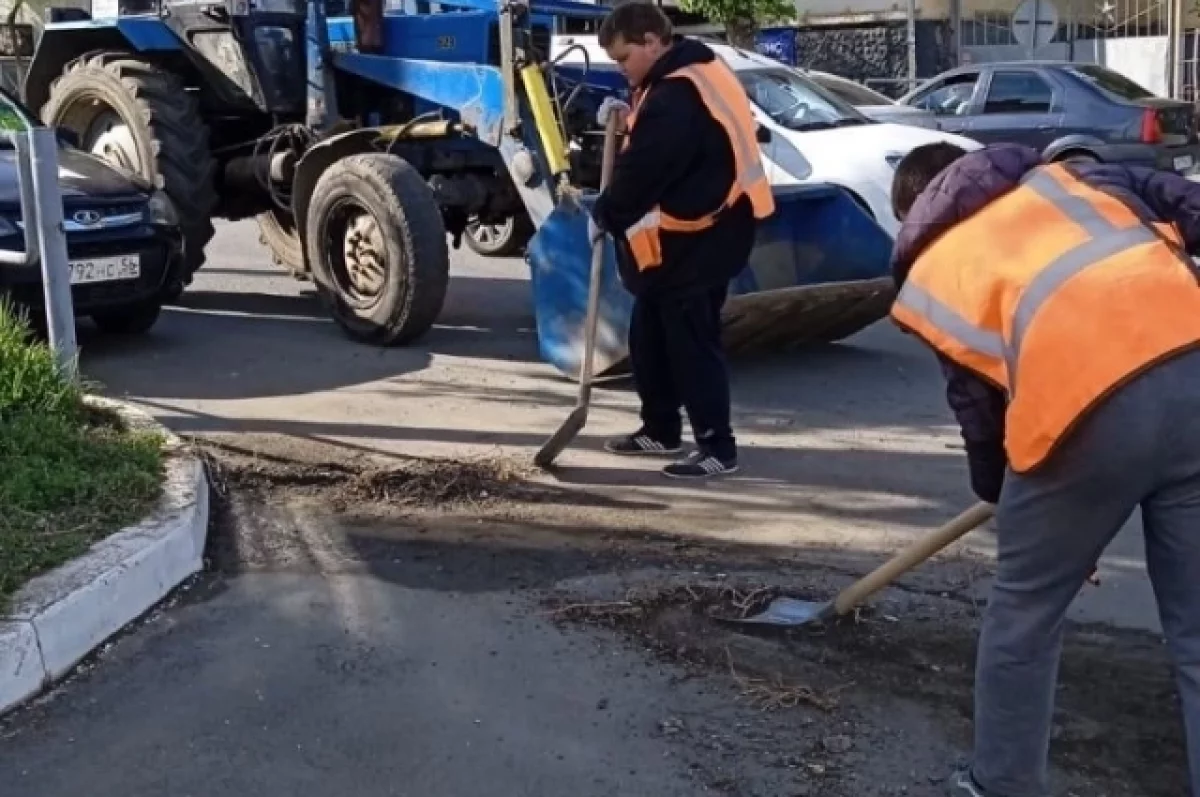 В Оренбурге продолжаются работы по уборке и благоустройству территорий |  АиФ Оренбург