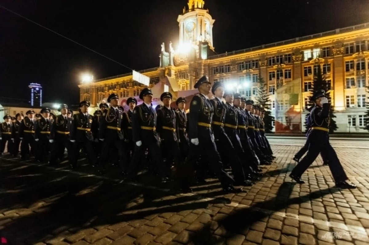 В Екатеринбурге с пяти утра 7 мая закроют движение из-за репетиции парада |  АиФ Урал