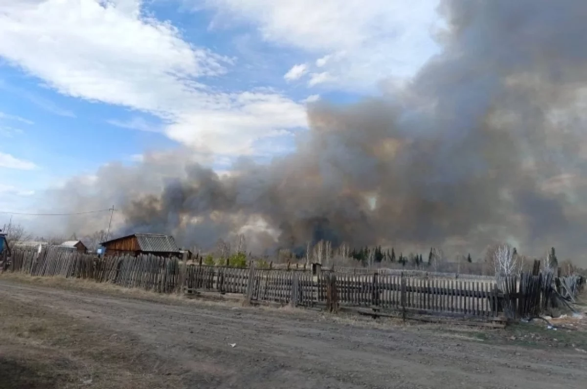 Крупный пожар охватил дома и постройки в Братском районе Иркутской области  | АиФ Иркутск