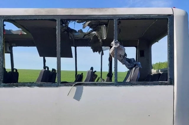 Один из атакованных дроном автобусов.