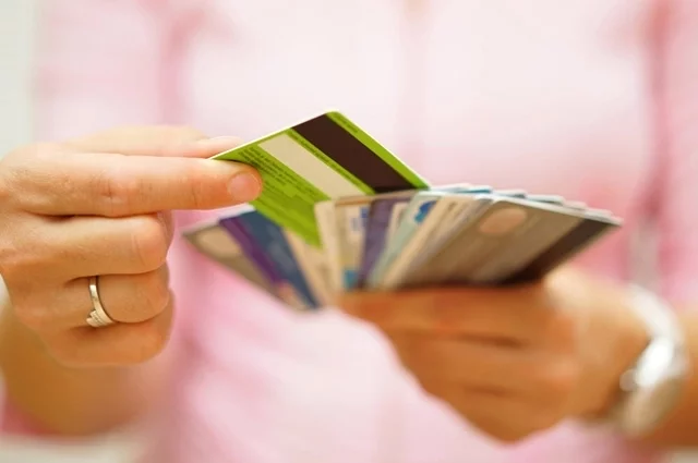Сколько придется заплатить банку за снятие наличных с кредитной карты?8
