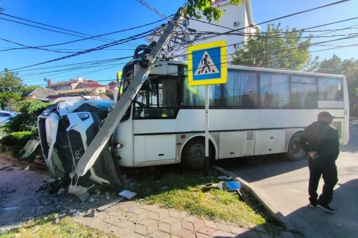 В Анапе после ДТП с автобусом пассажиров легковушки доставали спасатели |  АиФ Краснодар