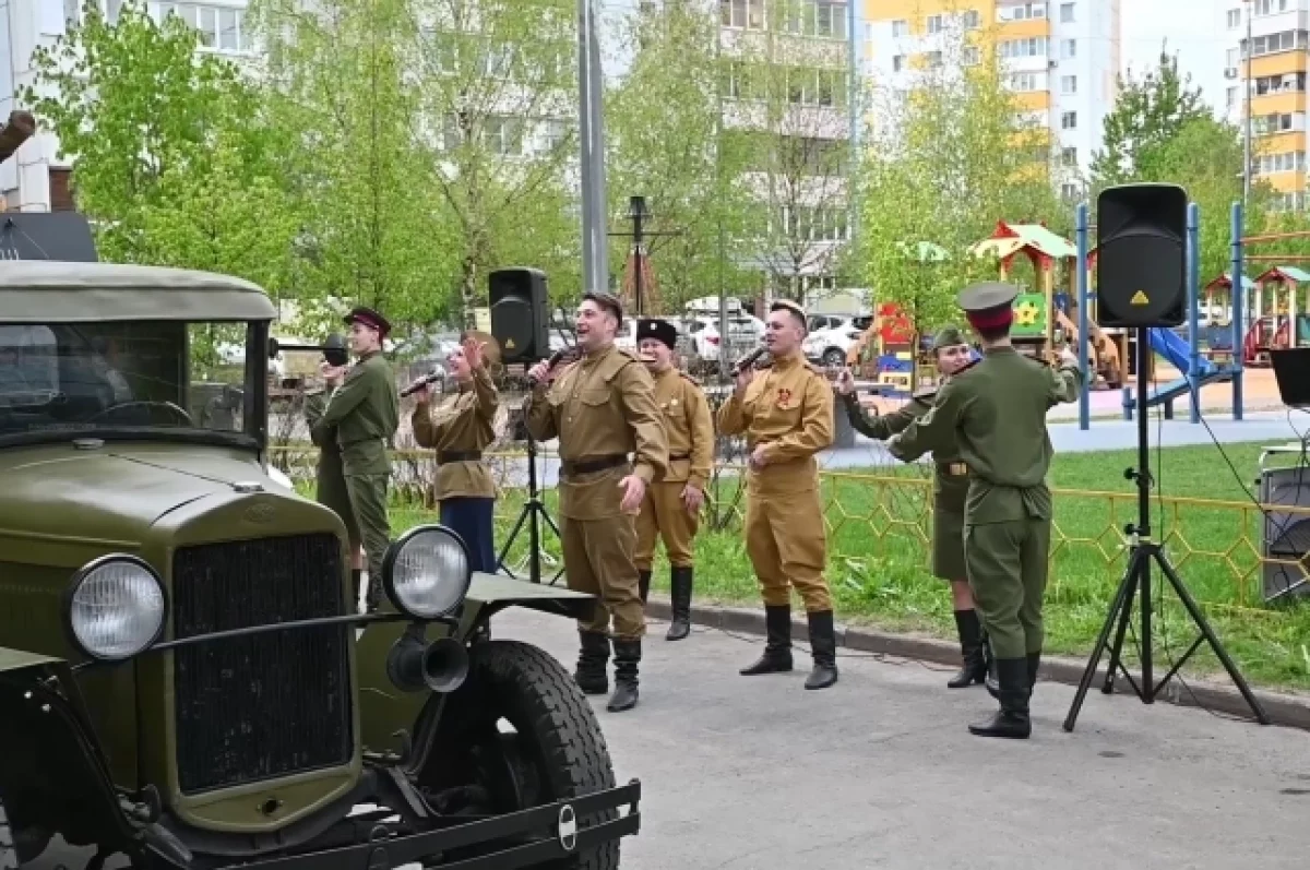 Военнослужащие РВСН поздравили 99-летнего ветерана с Днем Победы