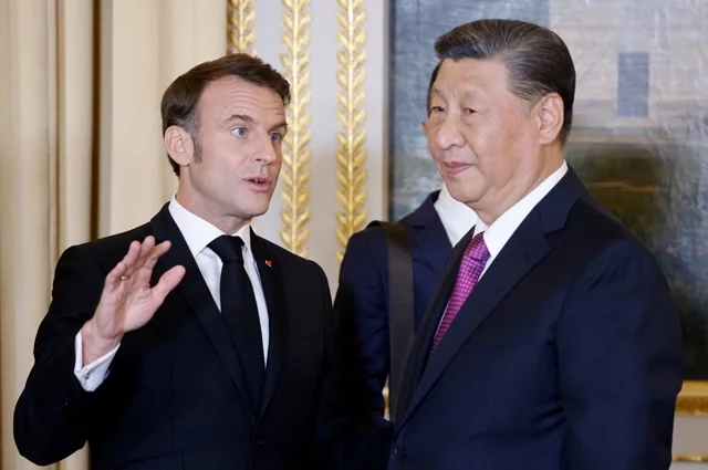 Председатель КНР Си Цзиньпин (справа) и президент Франции Эммануэль Макрон