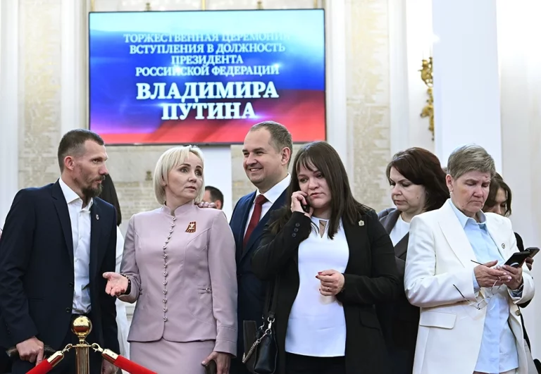 Вторая слева – начальник управления по работе с регионами фонда «Защитники Отечества» Мария Костюк. 